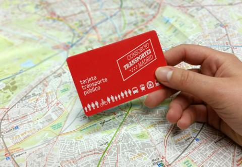 Tarjeta de Transporte Público sobre un plano de Metro de Madrid